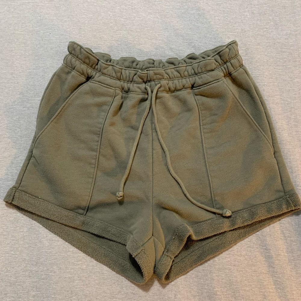 Abercrombie & Fitch olive green shorts.